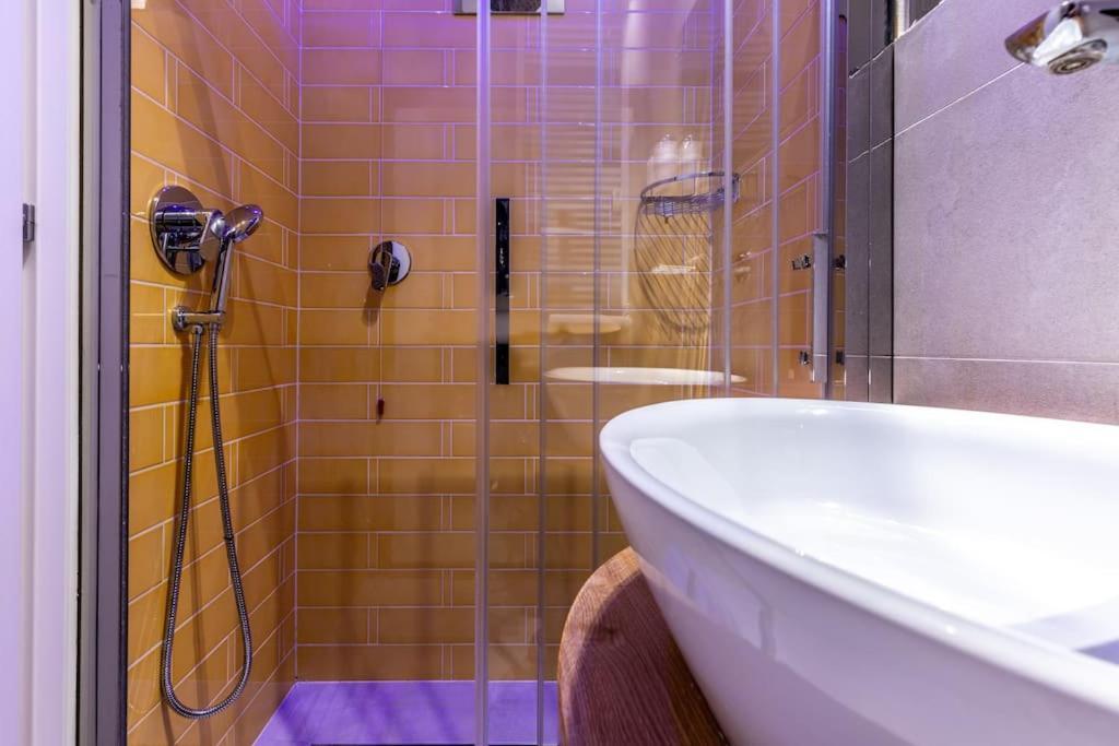 Dafne Room Un'Oasi Romana Per Coppie Exterior photo